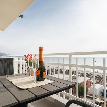 Malagasuite Impressive Seaviews 푸엔히롤라